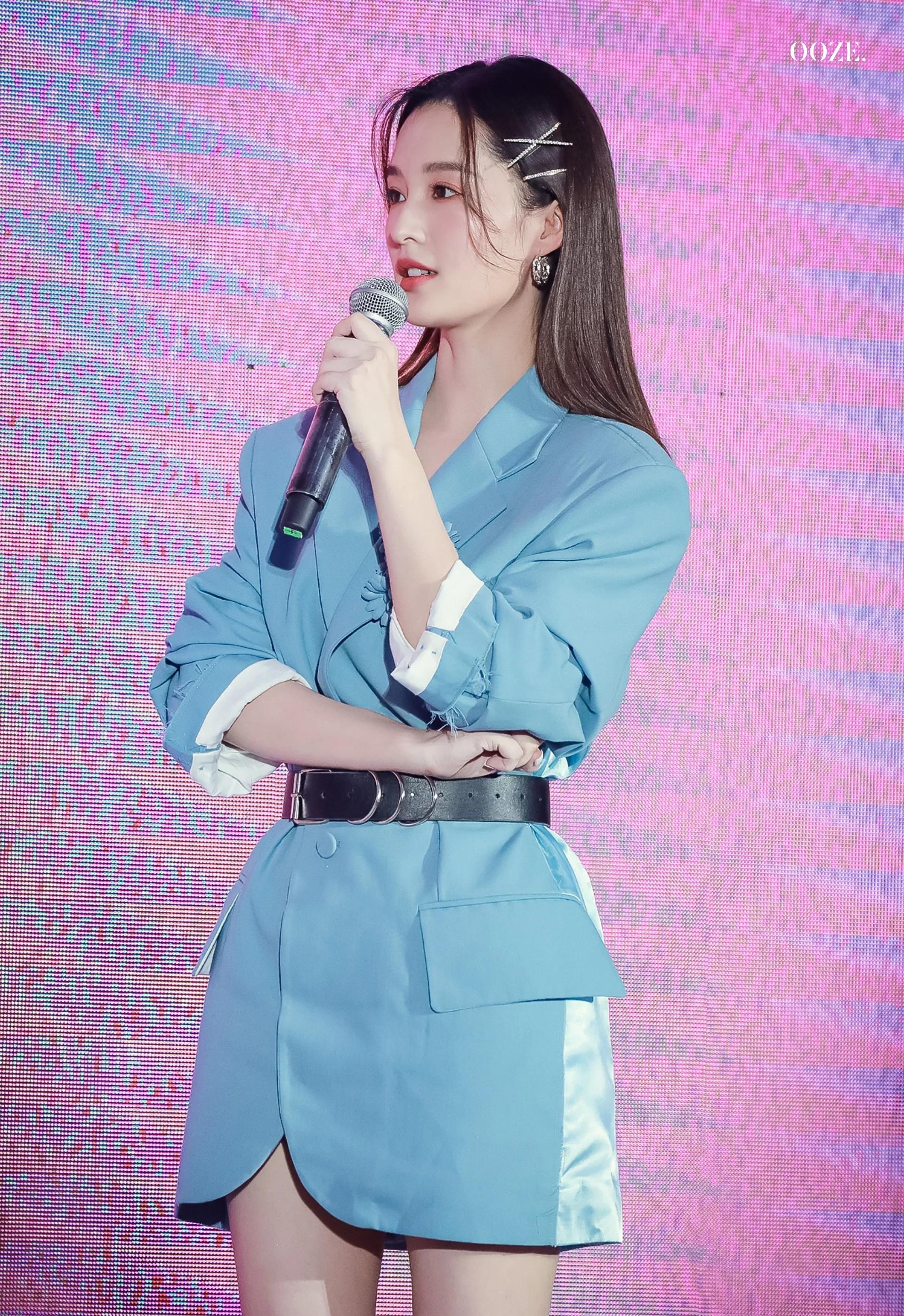 李沁 粉嫩桃花妆搭配蓝色套装|李沁_新浪新闻