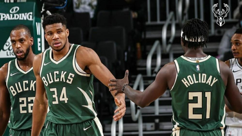 湖人雄鹿谁更强?美媒力挺紫金军团,列3大优势,佩林卡功不可没