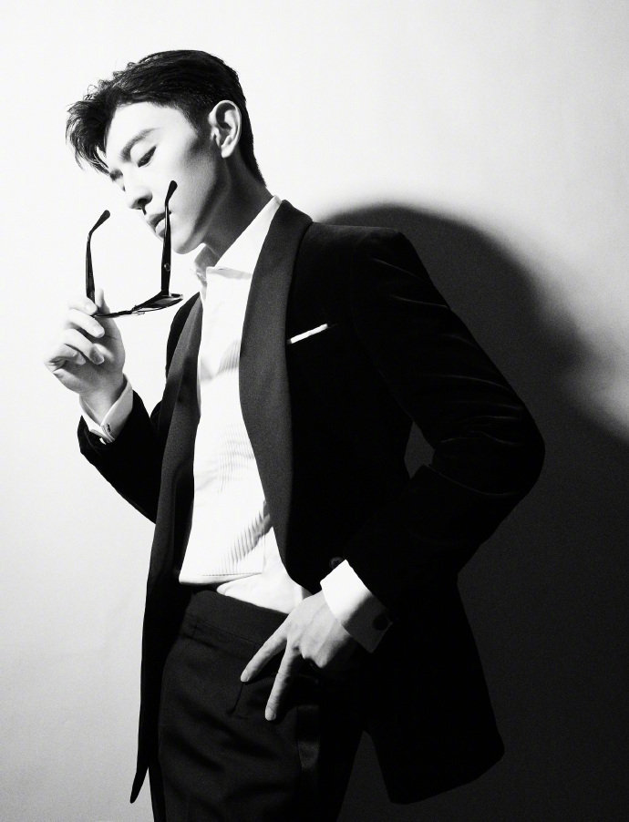 邓伦黑色丝绒西装,衬衫领结,华贵气质这块拿捏的死死的_新浪新闻