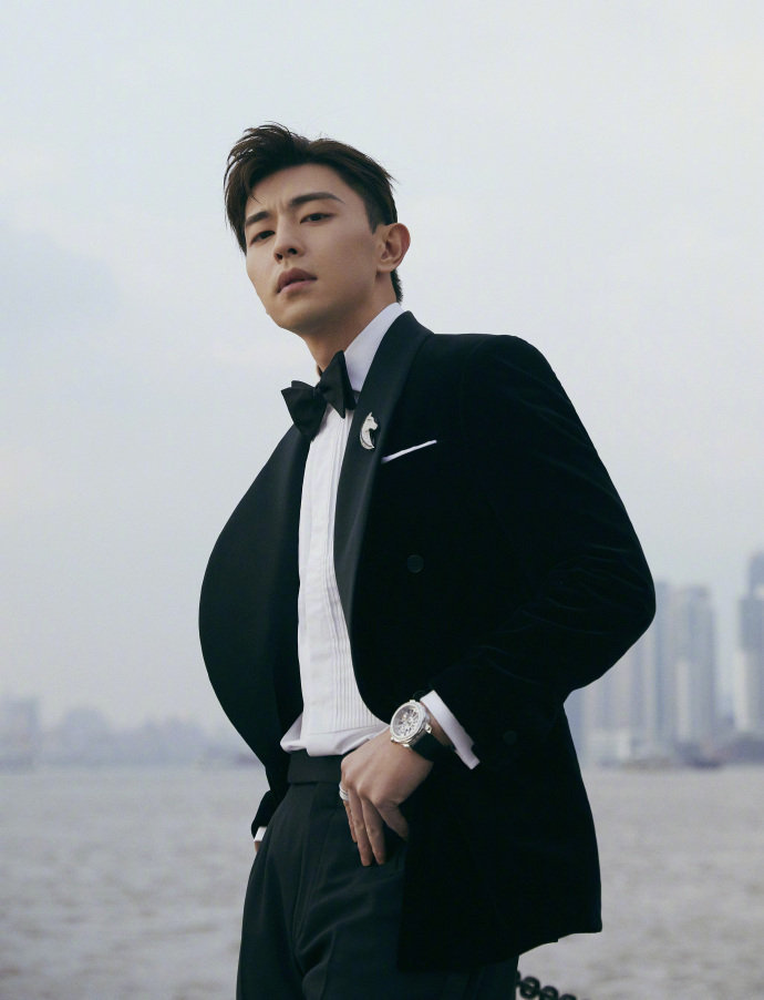 邓伦黑色丝绒西装,衬衫领结,华贵气质这块拿捏的死死的_新浪新闻