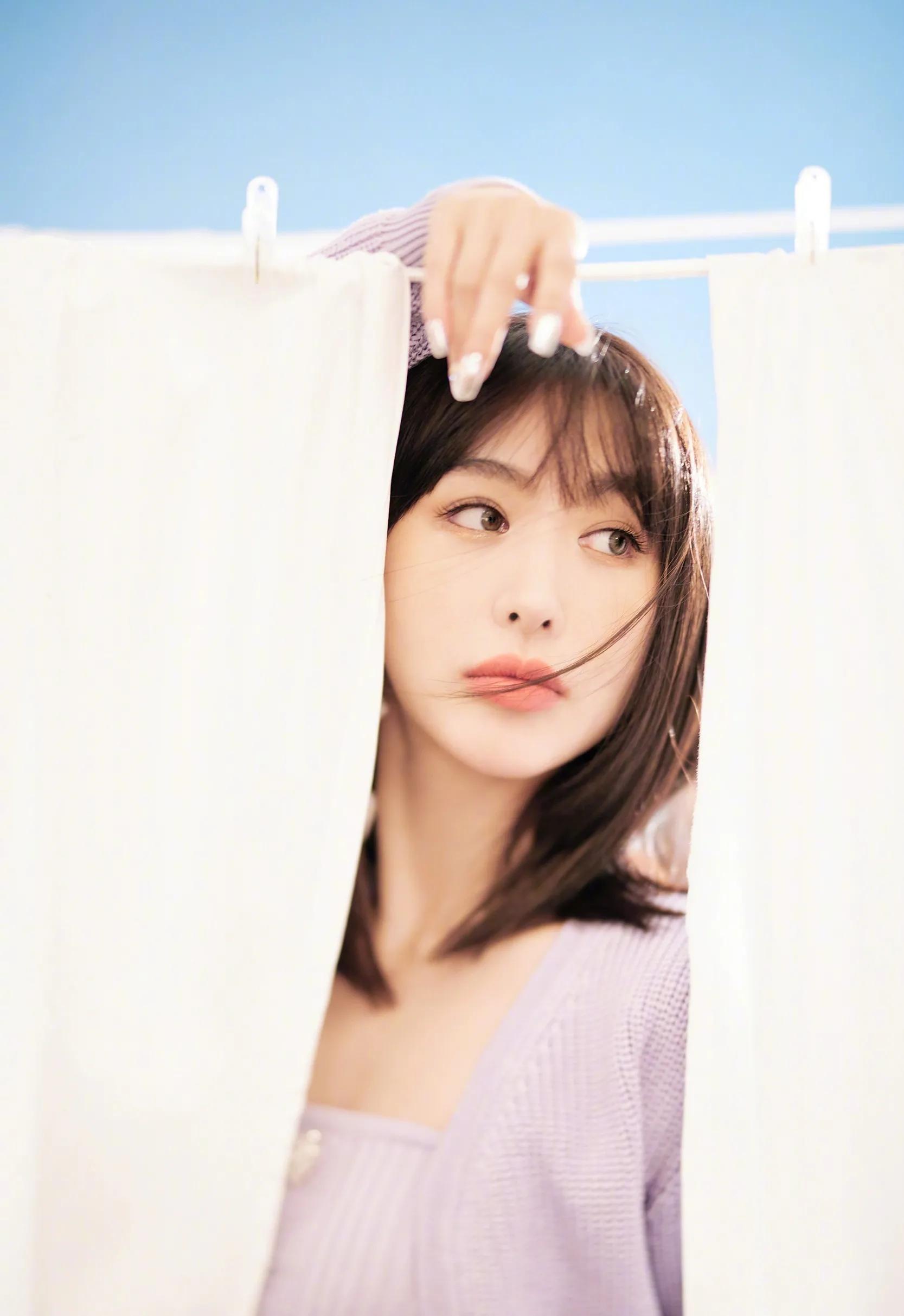 李菲儿香芋紫针织衫搭百褶裙满满少女感,楚腰纤细灵动轻盈