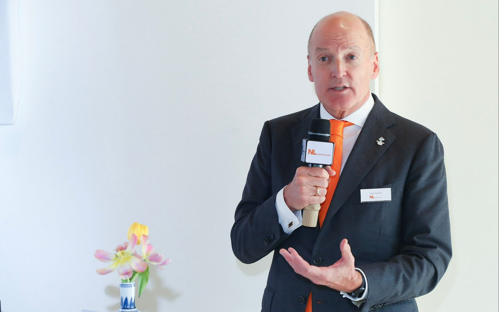 荷兰驻华大使贺伟民介绍荷兰冰上运动开展情况. 主办方供图