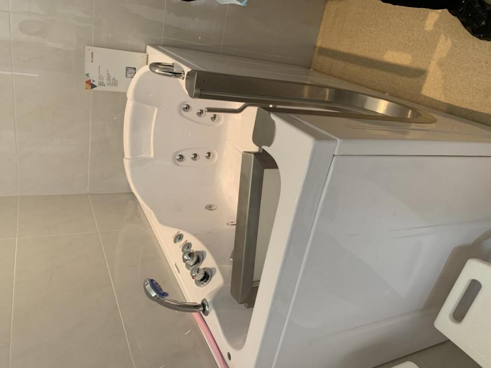 适老化的步入式浴缸(央广网记者 苏平 摄)