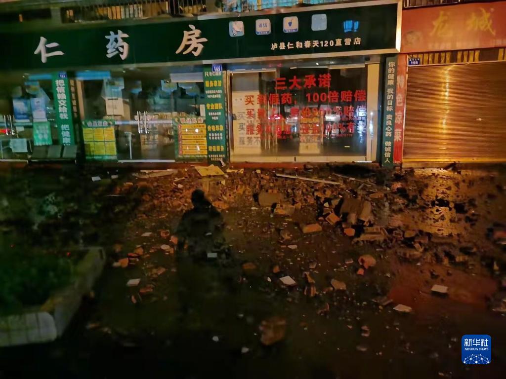 这是9月16日拍摄的地震发生后的泸县街道（手机照片）。新华社发
