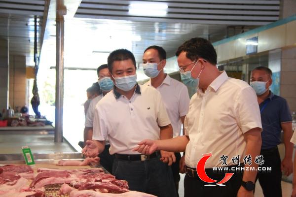 图为副市长(提名)匡永红在灵峰市场调研.