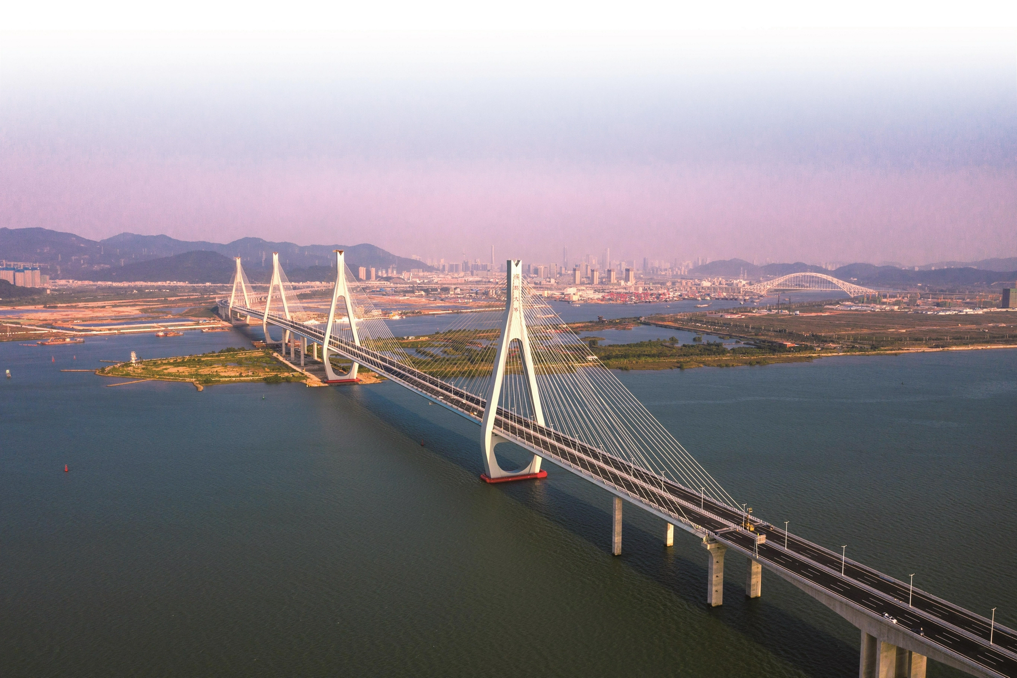 珠海洪鹤大桥与横琴新区 人民视觉供图