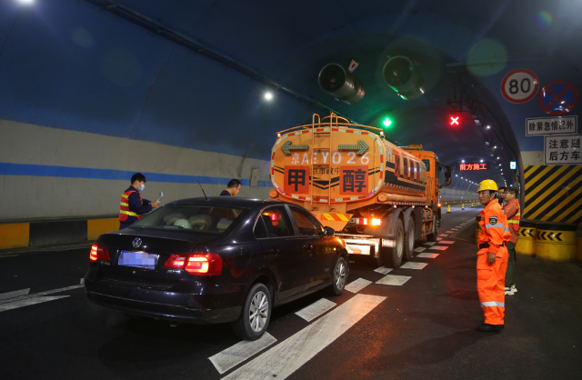 京礼高速西大庄科隧道内,一辆小型客车与一辆大型货车追尾,大型货车