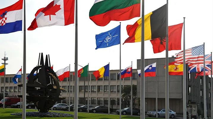 首都成"战场"?北约士兵全副武装在大街上开火,民众被当场吓坏