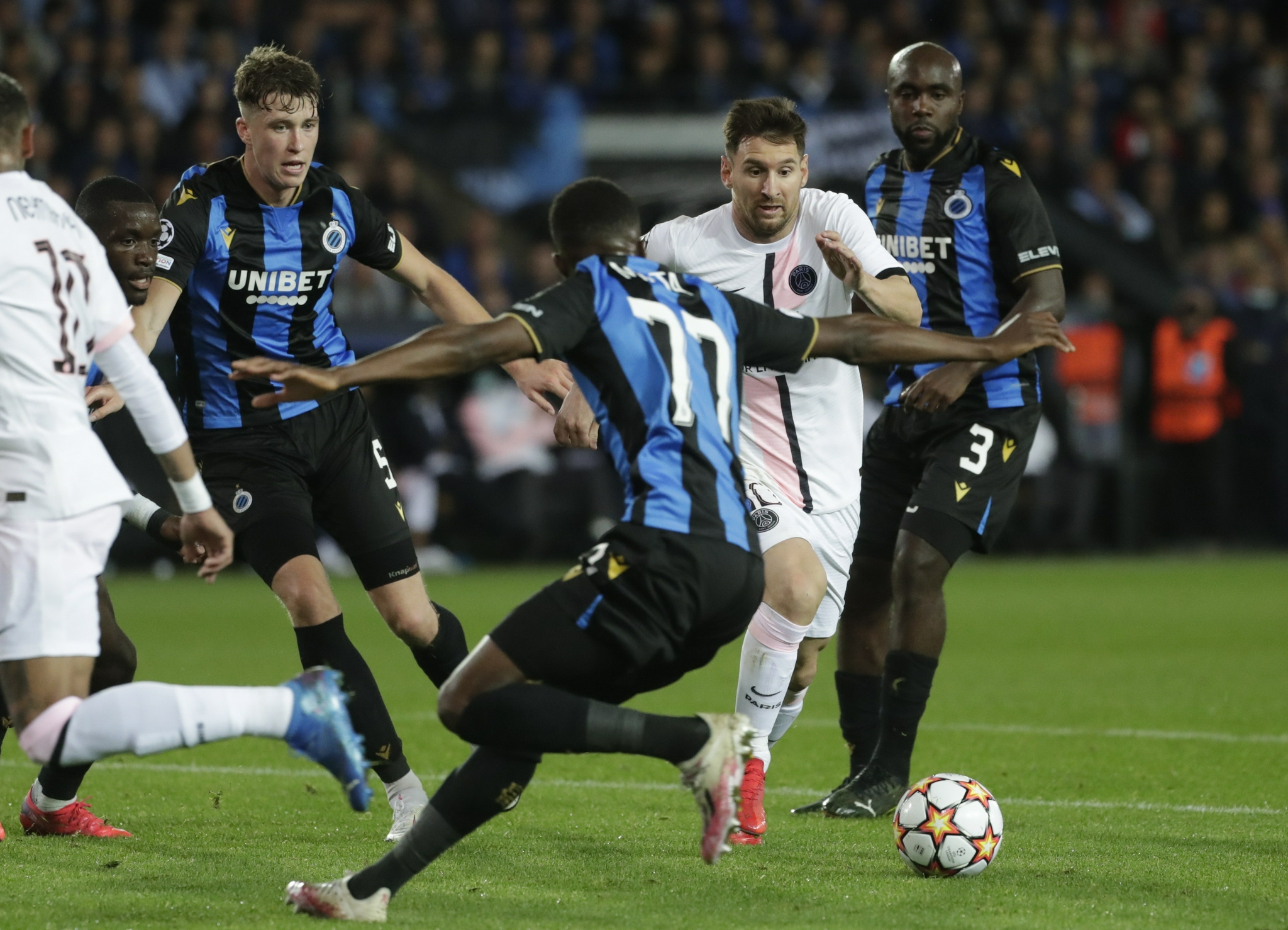 足球欧冠联赛巴黎圣日耳曼战平布鲁日