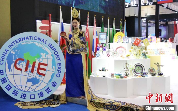 绿地济南全球商品贸易港在此次博览会上展出来自30多个国家的2000余件商品。赵晓 摄