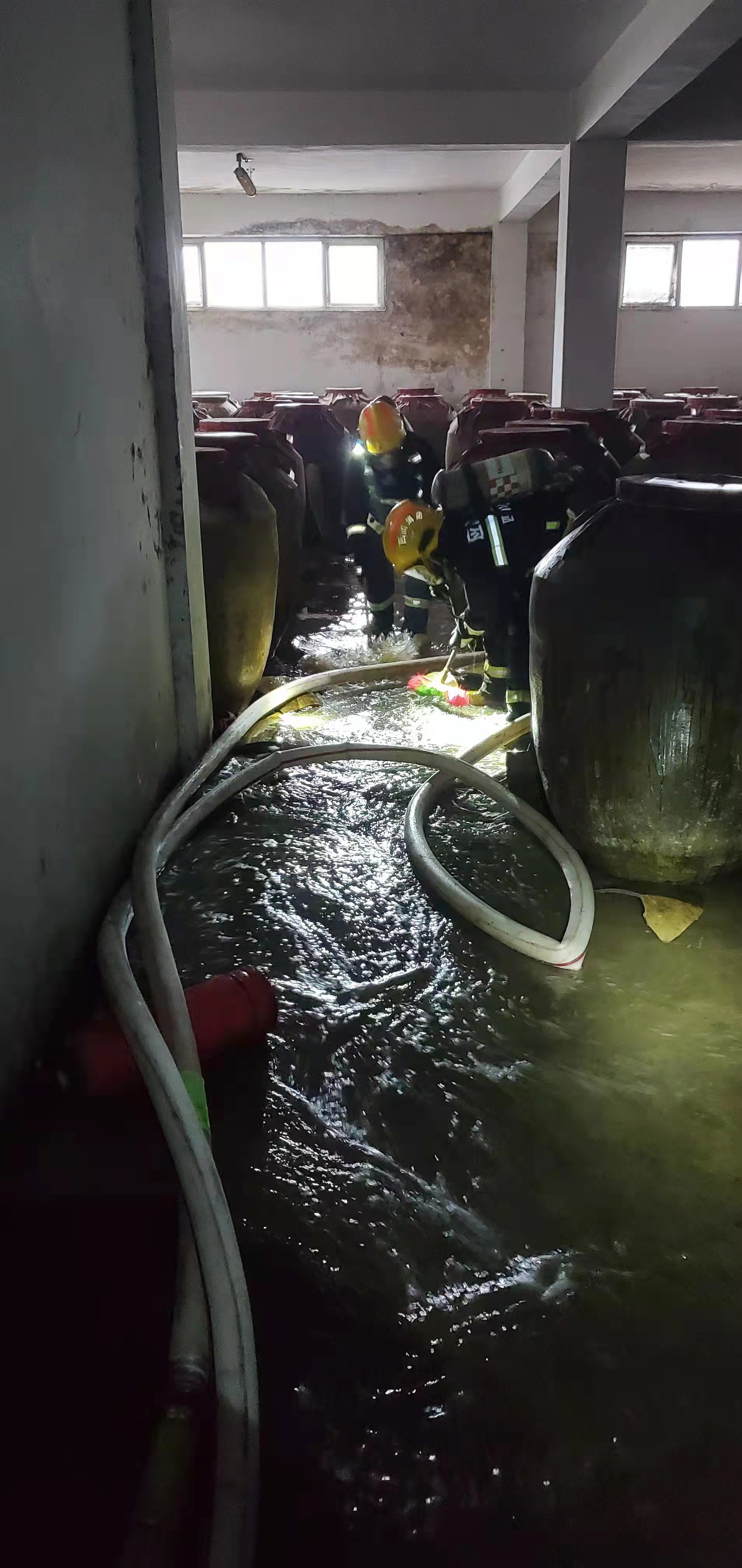 地震致泸州一仓库200余吨高浓度白酒泄漏，55名消防员正稀释休闲区蓝鸢梦想 - Www.slyday.coM