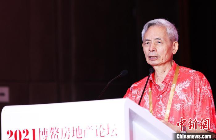 中国房地产业协会原副会长兼秘书长朱中一作主旨演讲 主办方供图