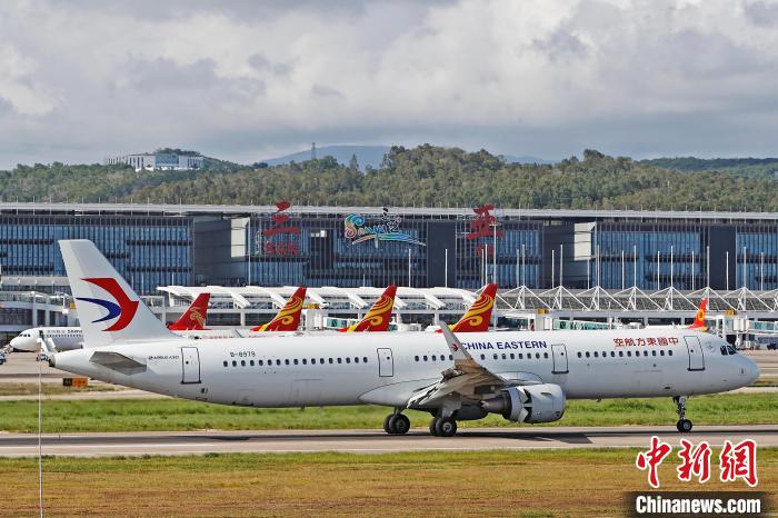 东航飞机降落在三亚机场. 殷立勤 摄