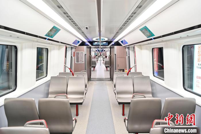 时速160公里、被称为“大湾区最快地铁”的广州地铁18号线，9月16日举行试乘活动。图为列车车厢。陈骥旻 摄