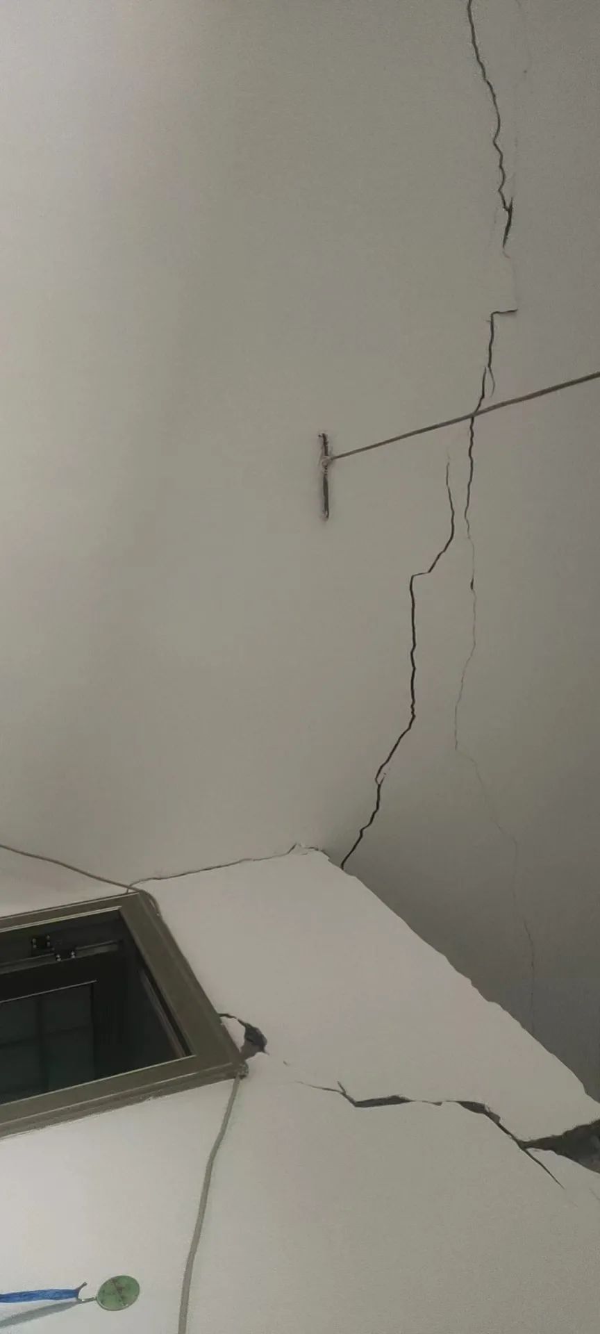 罗先生家开裂的墙体 图源/受访者供图