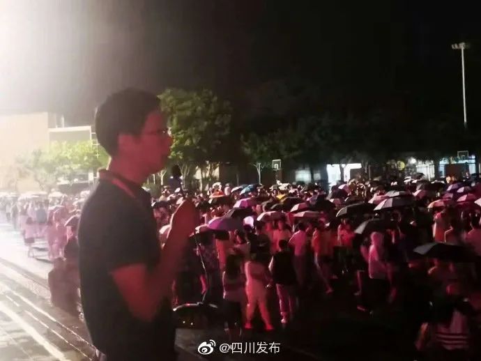 地震发生后，泸县二中住校学生全部疏散至安全地带来源：四川发布