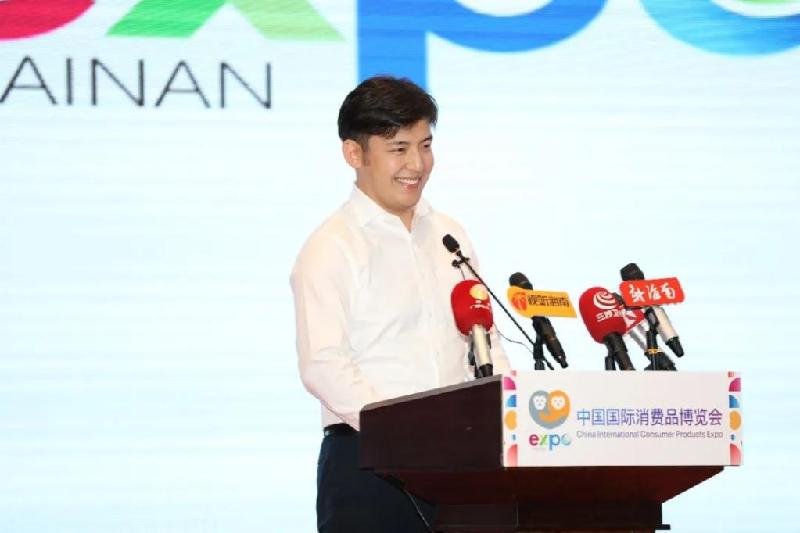 鲁斯兰在首届中国国际消费品博览会倒计时50天暨吉祥物发布会上。