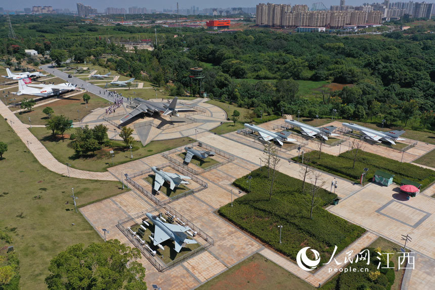 南昌军事主题公园展出千余件退役武器