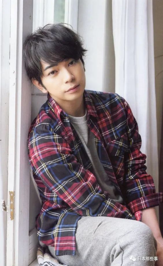 而松本润将饰演一位全职主夫,他将在家里处理好家务,成为老婆的"