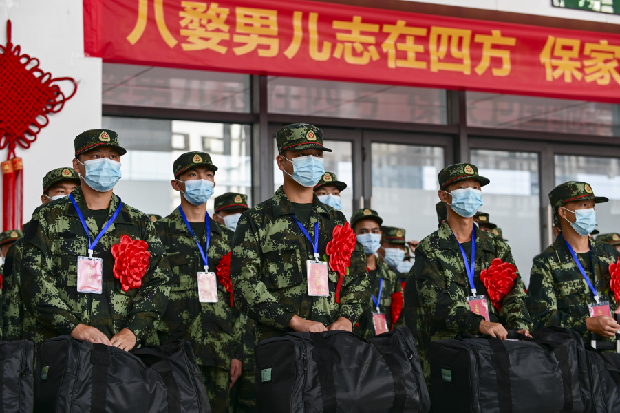 9月16日,金华市区铁路金华站站台上,新兵列队启程,奔赴部队军营.