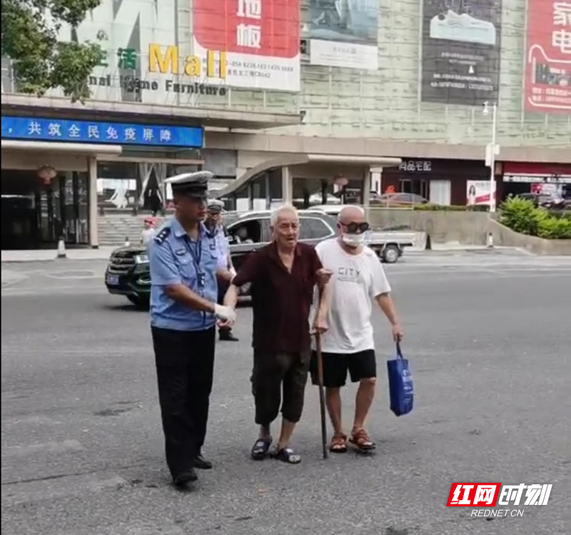 吉首交警扶拐杖老人过马路  传递暖心正能量休闲区蓝鸢梦想 - Www.slyday.coM
