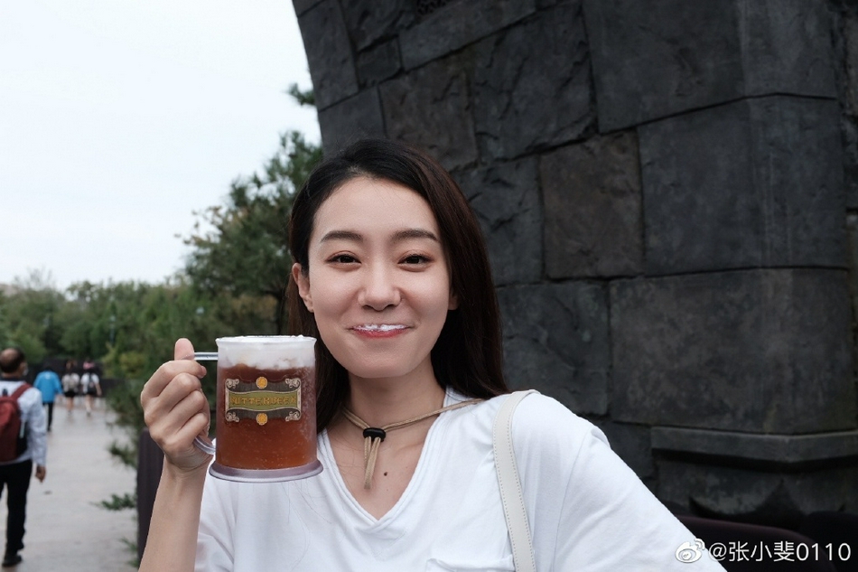 张小斐晒环球影城plog 举杯与城堡合影搞笑十足