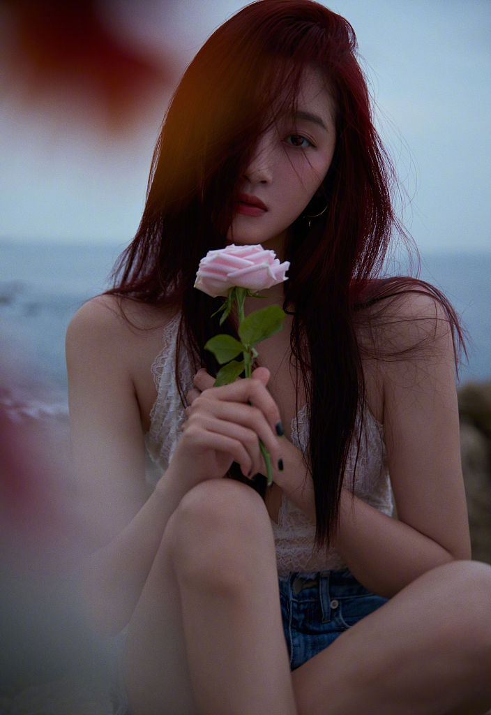 关晓彤生日晒海边大片秀香肩捧玫瑰花变文艺少女