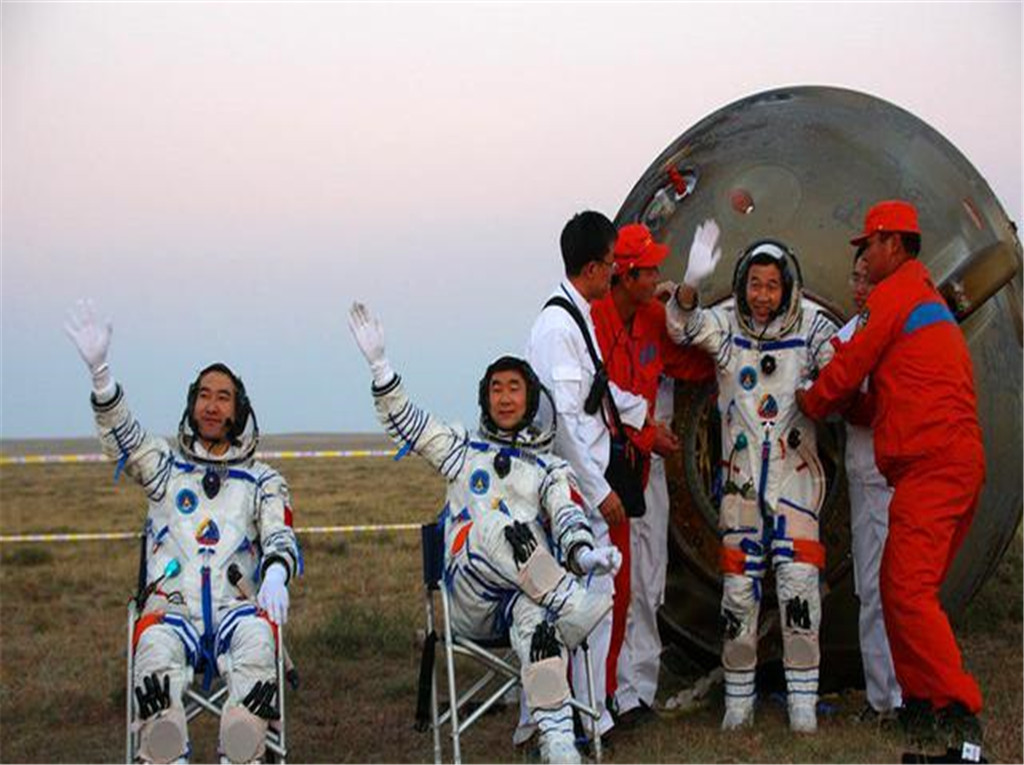 为何宇航员返回地球时,出舱慢还要坐在轮椅上,真实原因让人心痛休闲区蓝鸢梦想 - Www.slyday.coM 为何宇航员返回地球时,出舱慢还要坐在轮椅上,真实原因让人心痛休闲区蓝鸢梦想 - Www.slyday.coM