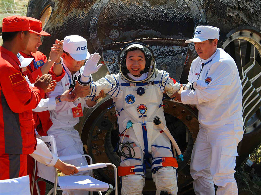 为何宇航员返回地球时,出舱慢还要坐在轮椅上,真实原因让人心痛休闲区蓝鸢梦想 - Www.slyday.coM 为何宇航员返回地球时,出舱慢还要坐在轮椅上,真实原因让人心痛休闲区蓝鸢梦想 - Www.slyday.coM