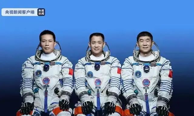 写在“出差三人组”返回“鼓舞四人组”上天之际休闲区蓝鸢梦想 - Www.slyday.coM