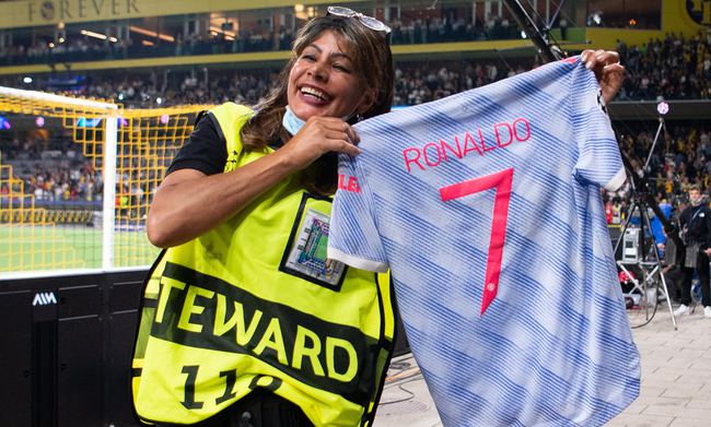 天使与魔鬼合体!被闷晕获赠球衣的女保安,7年前还曾被C罗辱骂休闲区蓝鸢梦想 - Www.slyday.coM 天使与魔鬼合体!被闷晕获赠球衣的女保安,7年前还曾被C罗辱骂休闲区蓝鸢梦想 - Www.slyday.coM