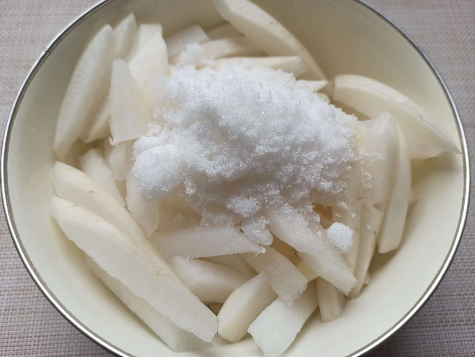 腌萝卜时最忌用盐杀水教你几个小技巧脆嫩入味一年都不坏