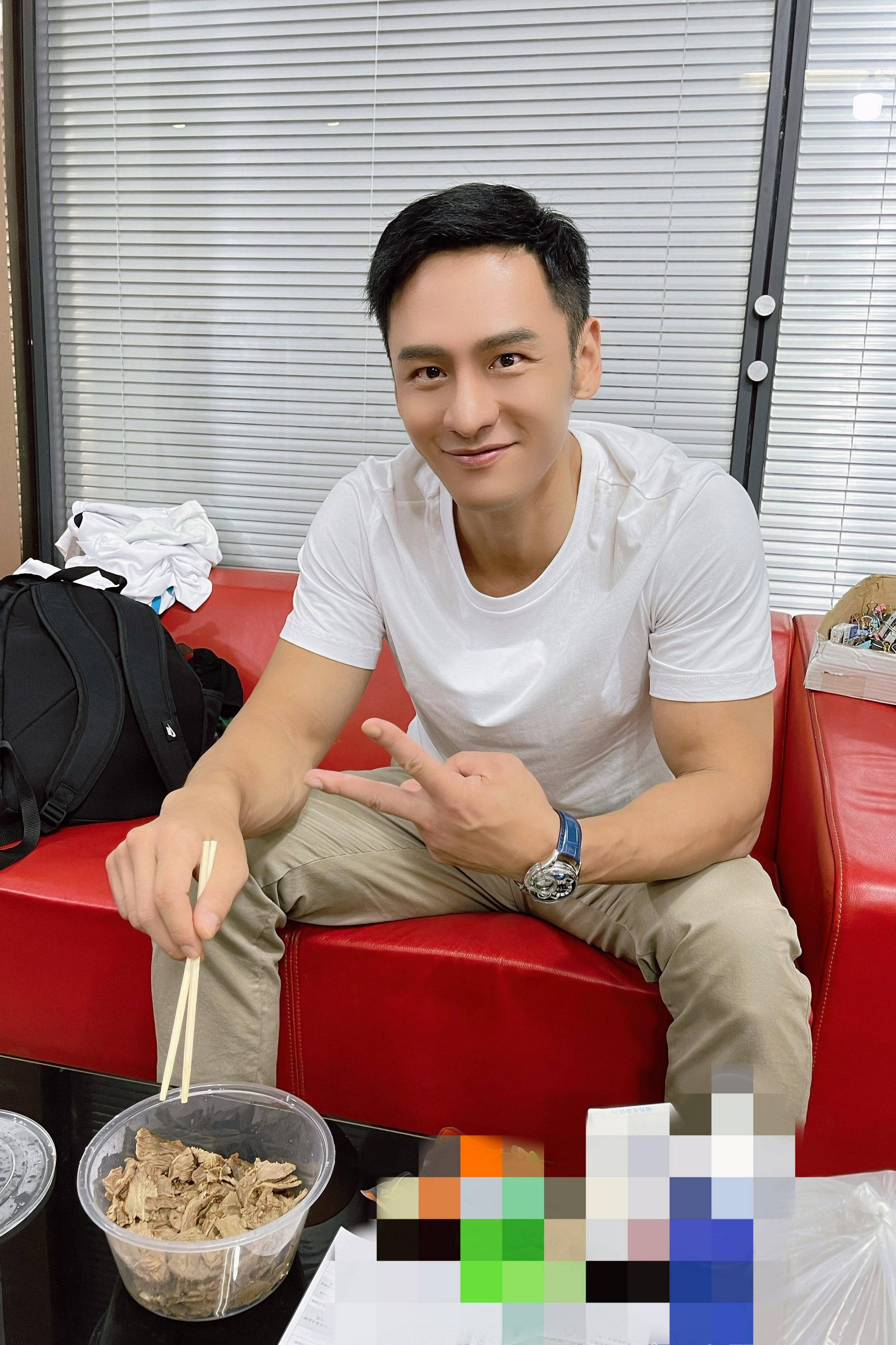 顾佑明倡导身芯健康网友优秀的人更自律更努力