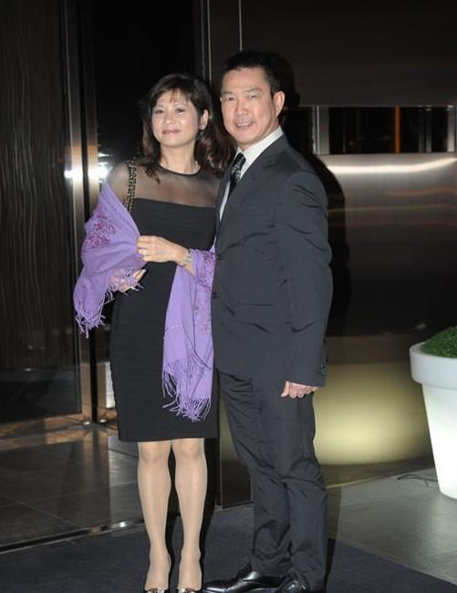 元彪罕带儿子露面,33岁儿子正脸曝光超像妈,女儿也是富态美人