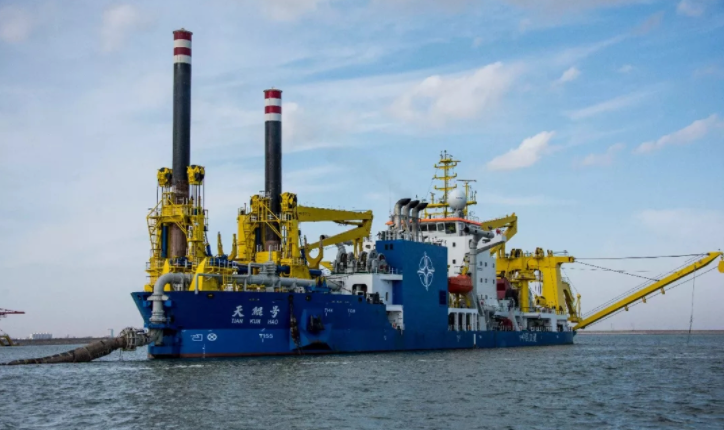 图为天鲲号挖泥船