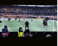 天使与魔鬼合体!被闷晕获赠球衣的女保安,7年前还曾被C罗辱骂休闲区蓝鸢梦想 - Www.slyday.coM 天使与魔鬼合体!被闷晕获赠球衣的女保安,7年前还曾被C罗辱骂休闲区蓝鸢梦想 - Www.slyday.coM