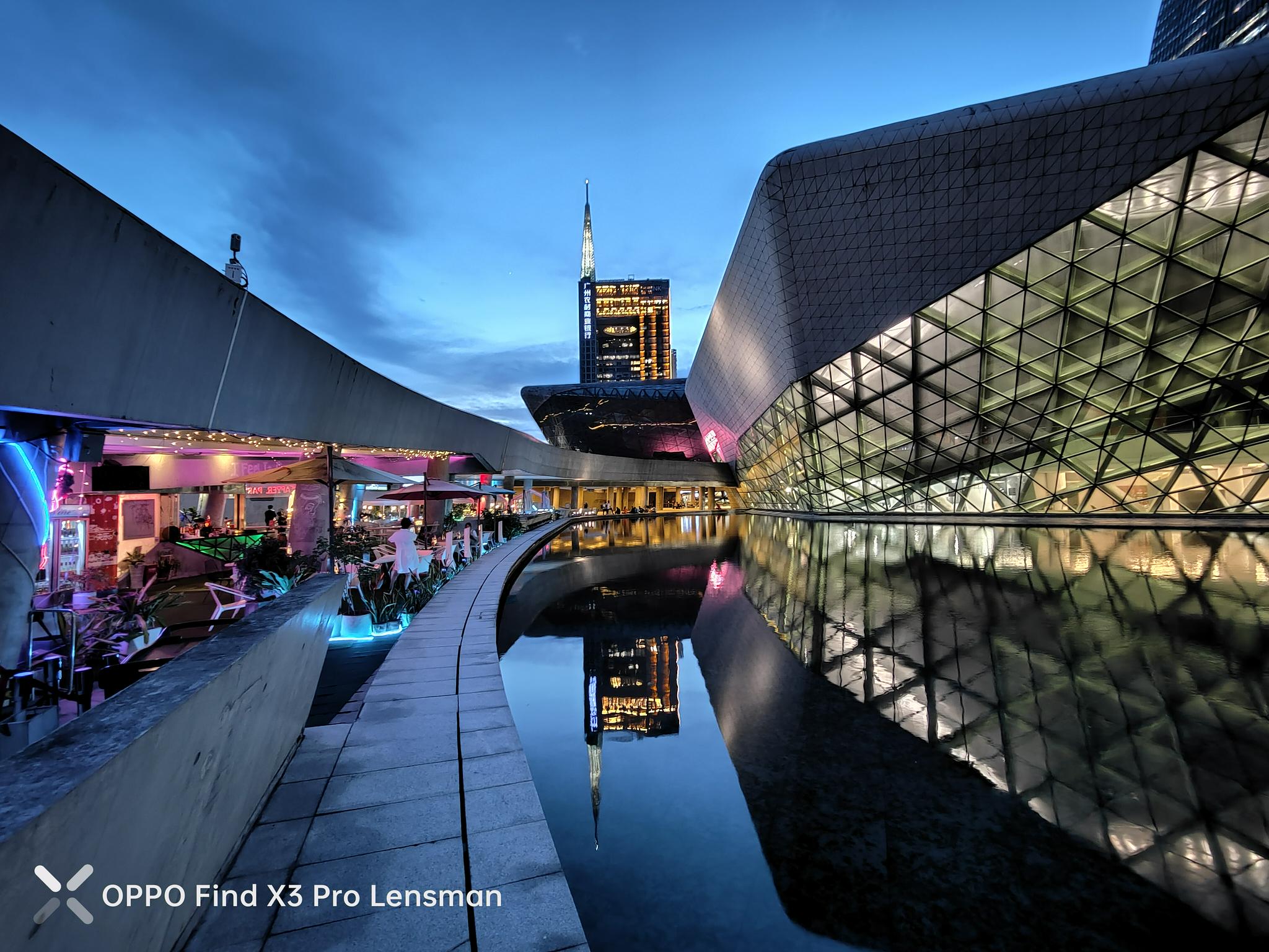 拍照能力的场景,除了将传感器的面积增大以外,在算法上,oppo find x3