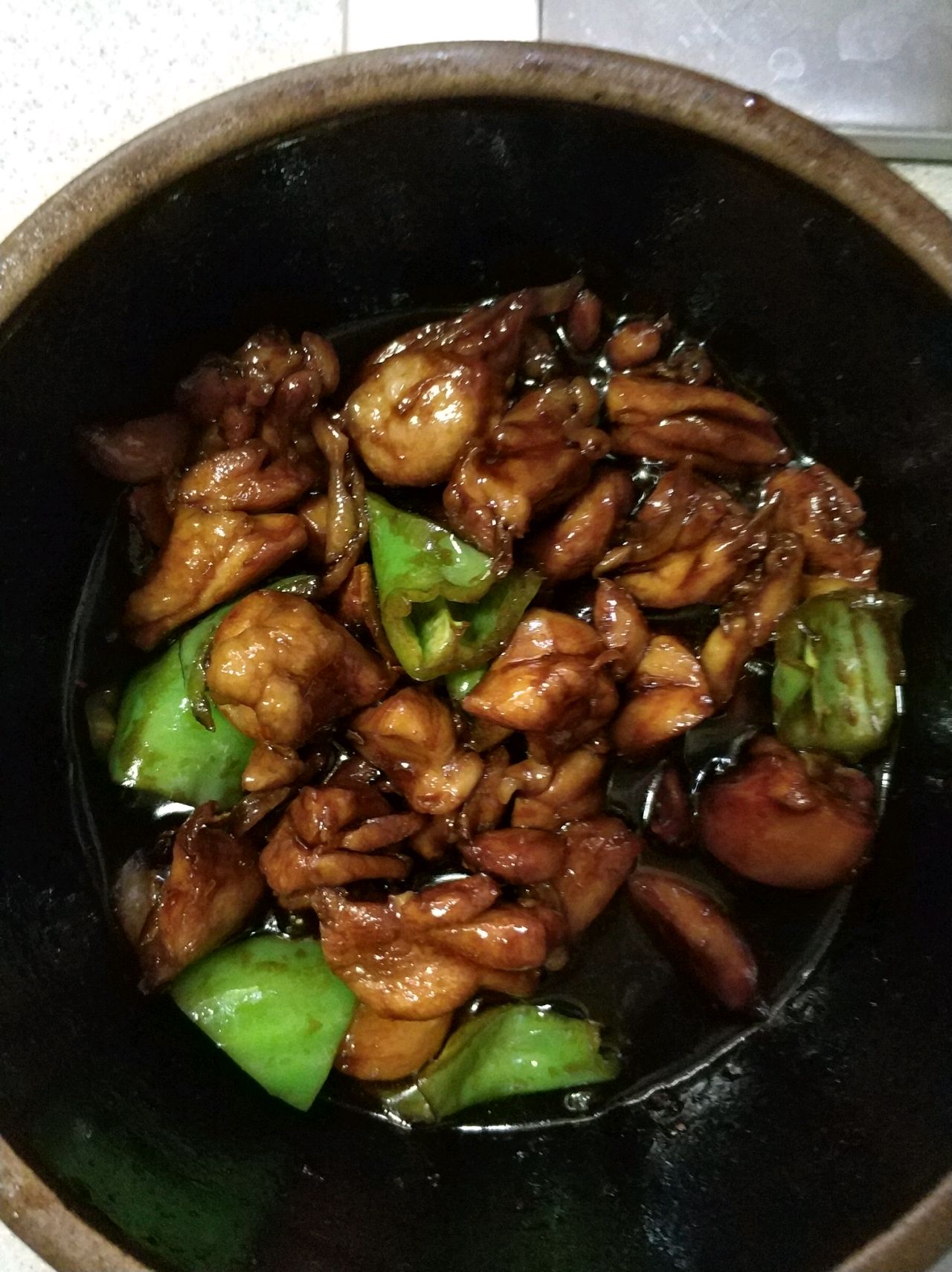 三杯鸡在家也能做,出锅香味四溢,鸡肉鲜嫩不柴