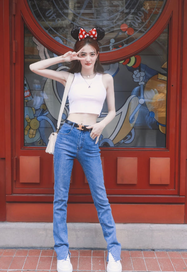 徐璐机场生图曝光看到她无滤镜下的真实腿型这谁夸得出口