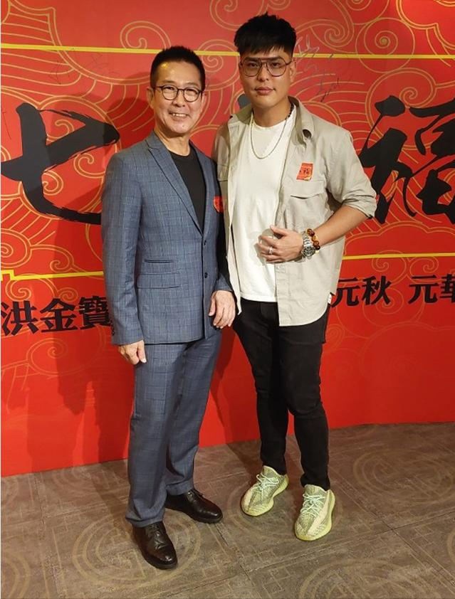 元彪罕带儿子露面,33岁儿子正脸曝光超像妈,女儿也是富态美人