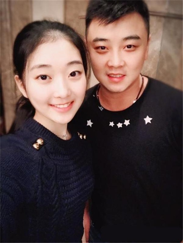 真兄弟樊振东女神名花有主马龙许昕与美女合影让小胖挨着她