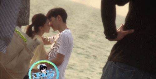 angelababy赖冠霖背后抱路透转圈圈又深情对视接吻磕到了吗