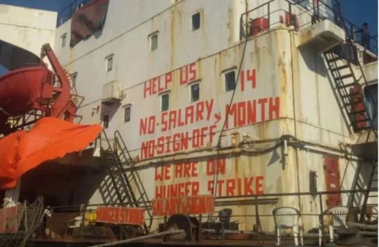 海员写在船上的抗议标语