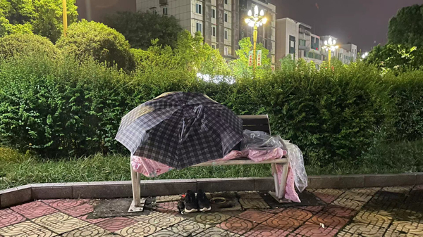 震后第一晚，有泸县市民躺在公园长椅上过夜。澎湃新闻记者何利权图