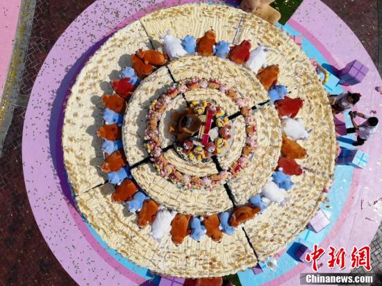 市民拍摄糖画作品.直径6米的蛋糕模型上摆放了1500个中秋主题糖画.