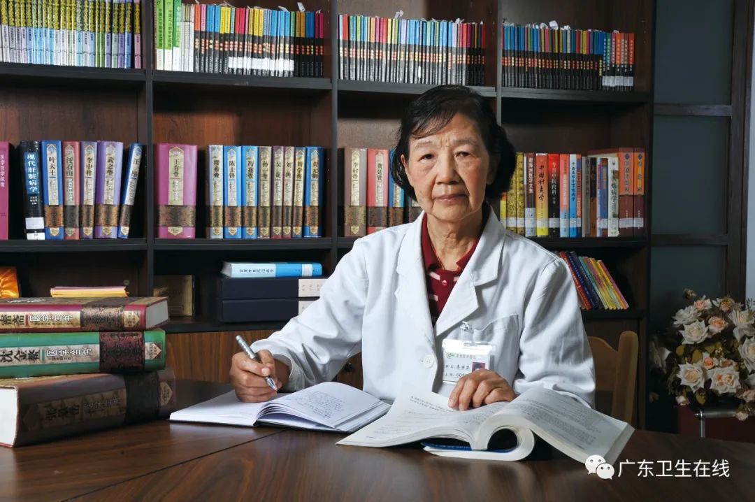 李丽芸是广东省中医院的第一个女中医.