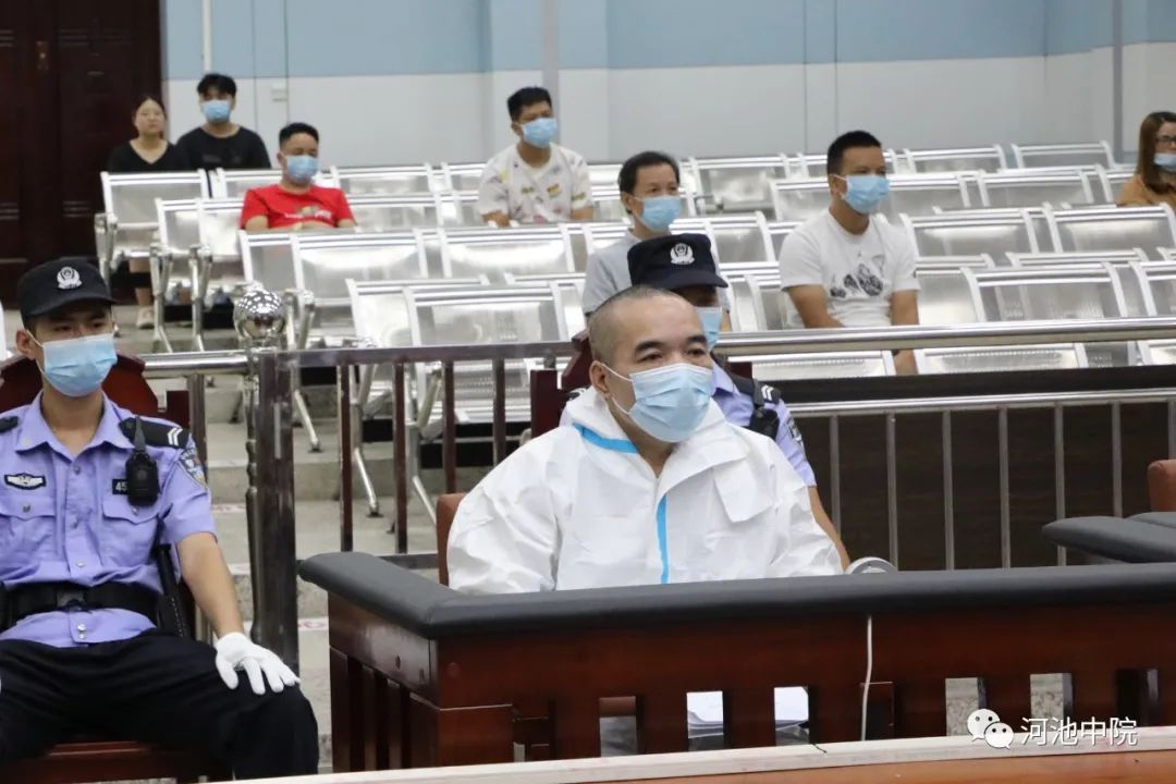 河池市人大常委会原秘书长蓝瑞轩今日受审,被控受贿557万元