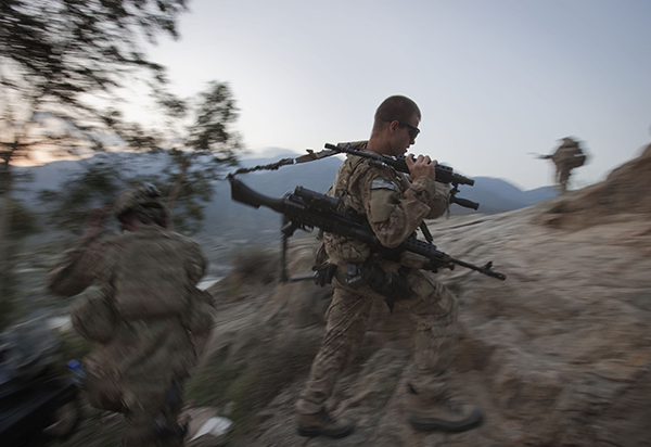 当地时间2011年9月12日，阿富汗，22岁的美军士兵布莱恩·科泰尔徒步前往库纳尔省蒙蒂（Monti）战斗前哨的山顶观察哨站岗。 人民视觉 资料图