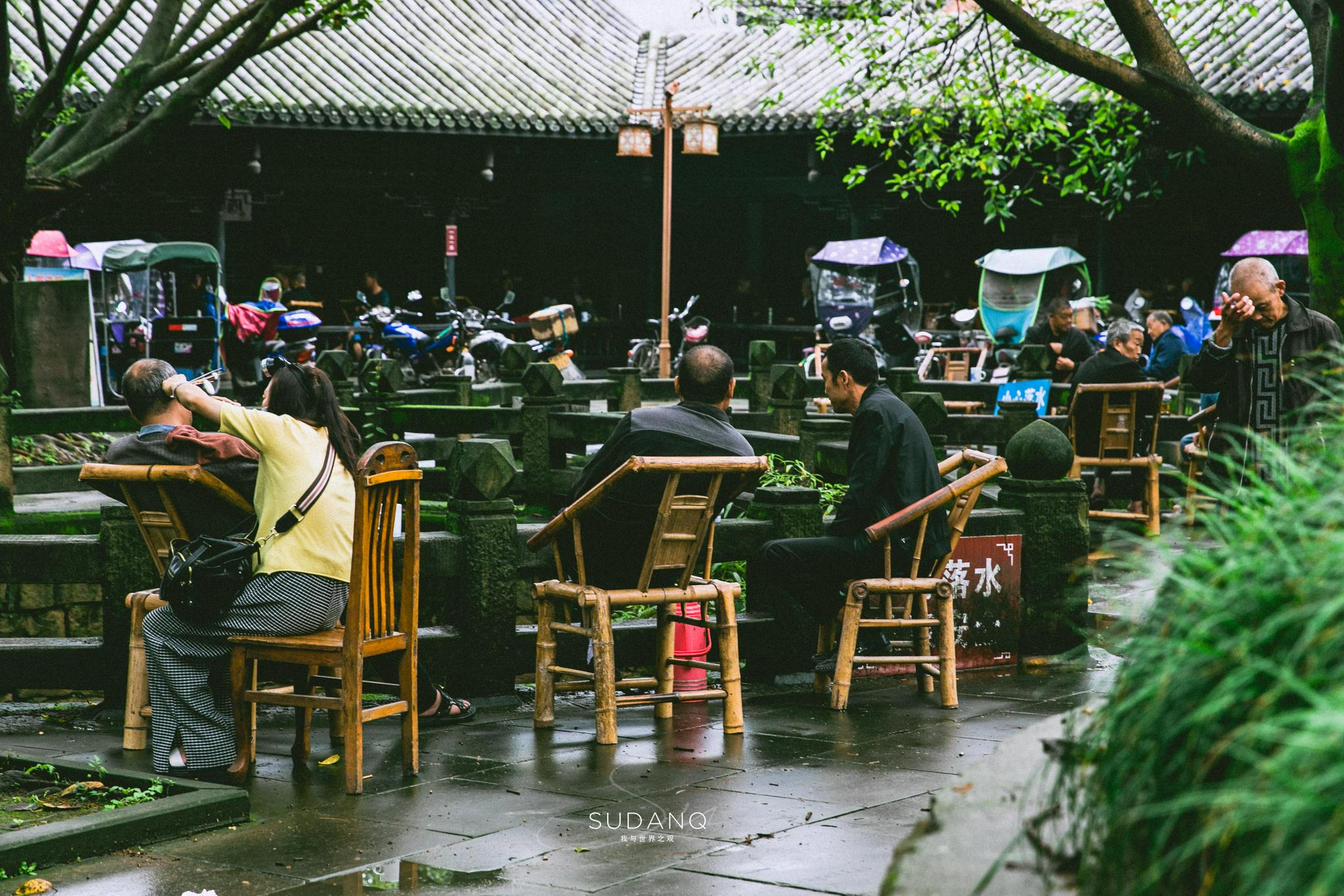 老人们聚在茶馆喝茶聊天-蓝牛仔影像-中国原创广告影像素材