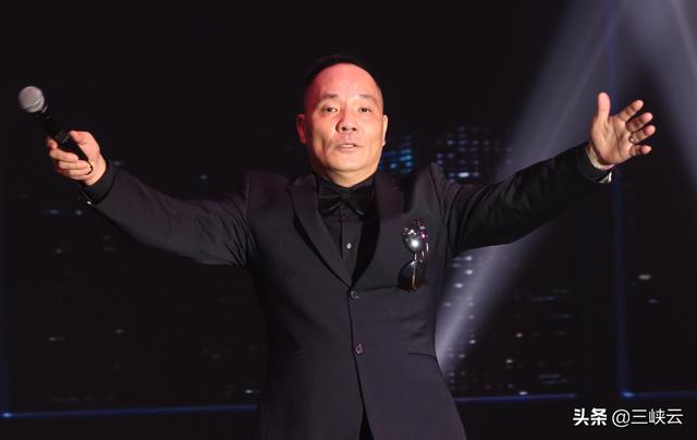 香港著名演员程东湖北宜昌助阵演出倾情演唱